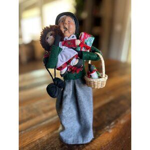 Buyers Choice LTD The Carolers 1997 Old Lady With Doll & Gift Basket Kitty Green